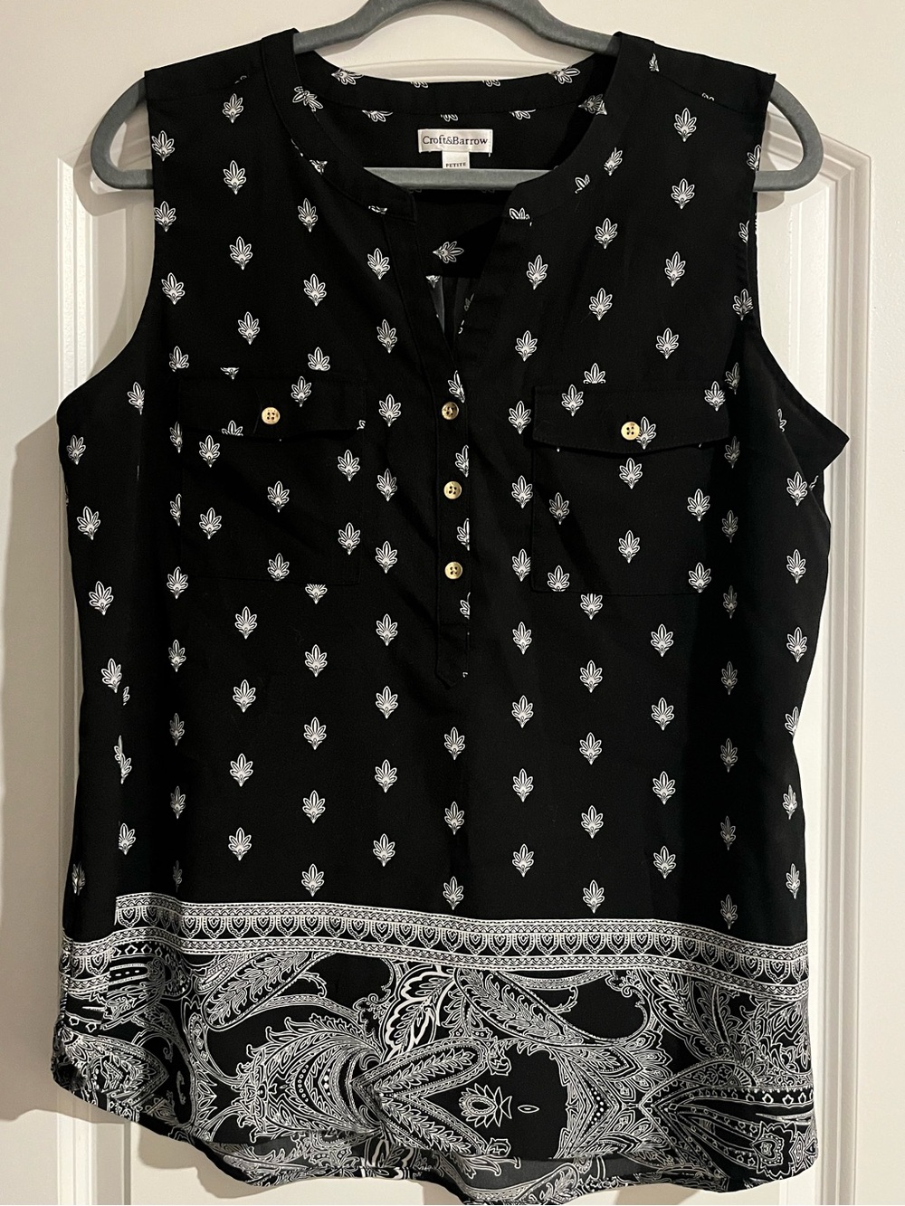 Croft & Barrow Women's Sleeveless Blouse Black White Paisley Medallion Shirt PL